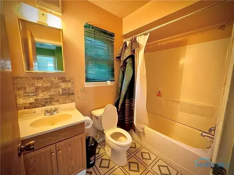 Bath - 4132 Redondo Ave, Toledo, OH 43607 photo 1 of 1