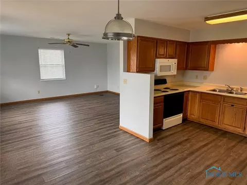 1621 Colonial Ln, Bryan, OH 43506 photo 4