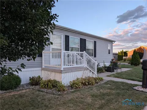 109 Woodcreek Blvd, Walbridge, OH 43465