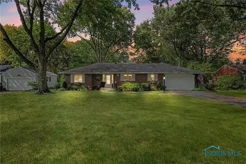 517 Perry Dr, Perrysburg, OH 43551