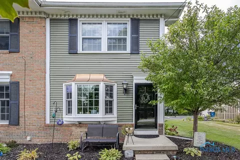 28367 Simmons Rd, Perrysburg, OH 43551