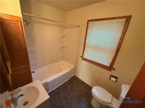 Bath - 616 E Park St, Toledo, OH 43608 photo 1 of 1