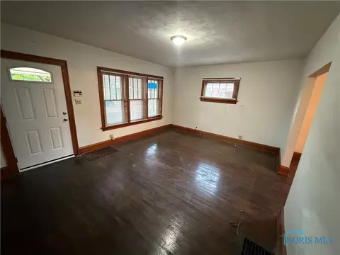 Living - 616 E Park St, Toledo, OH 43608 photo 1 of 2