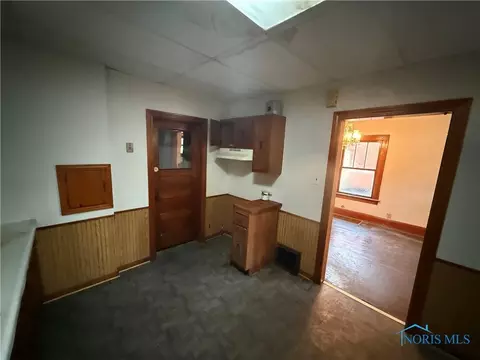 Entry Way - 616 E Park St, Toledo, OH 43608 photo 1 of 3
