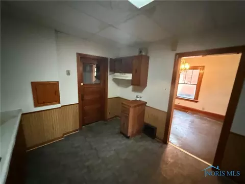 Entry Way - 616 E Park St, Toledo, OH 43608 photo 2 of 3