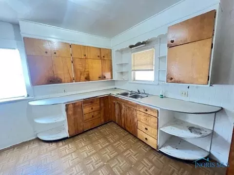 Kitchen - 532 Spring St, Toledo, OH 43608 photo 2 of 3