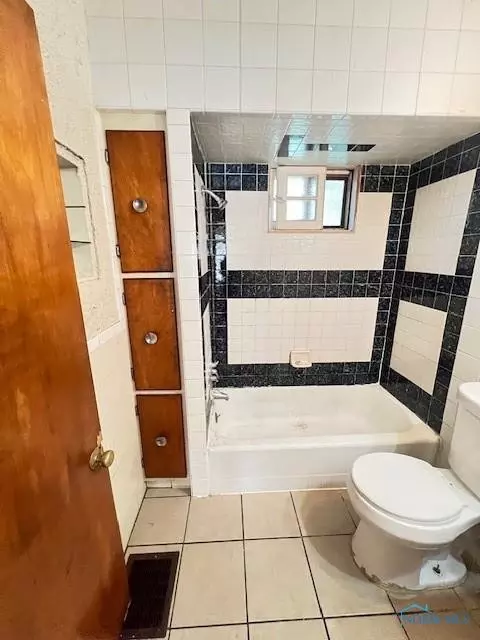 Bath - 532 Spring St, Toledo, OH 43608 photo 2 of 2