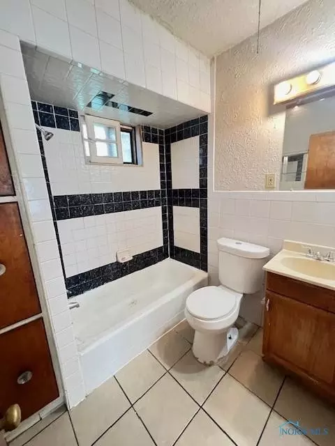 Bath - 532 Spring St, Toledo, OH 43608 photo 1 of 2