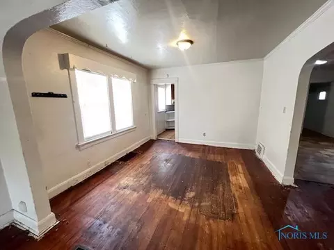 Living - 532 Spring St, Toledo, OH 43608 photo 2 of 3