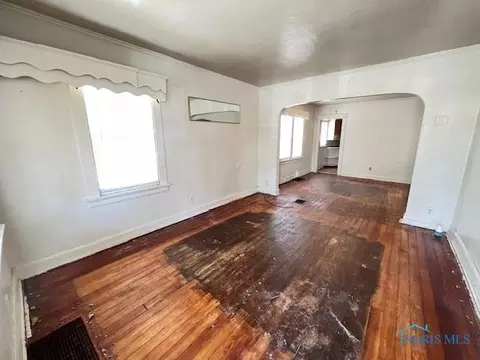Living - 532 Spring St, Toledo, OH 43608 photo 3 of 3