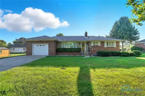 605 Valley Dr, Rossford, OH 43460