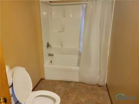 Bath - 416 N Cherry St, Kenton, OH 43326 photo 1 of 2