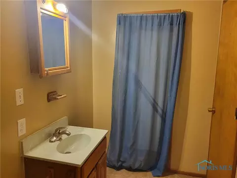 Bath - 416 N Cherry St, Kenton, OH 43326 photo 2 of 2