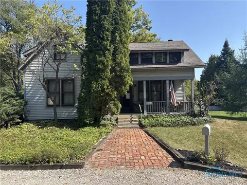 5904 Acres Rd, Sylvania, OH 43560