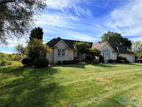 107 Deerfield Cir, Bryan, OH 43506 photo 4