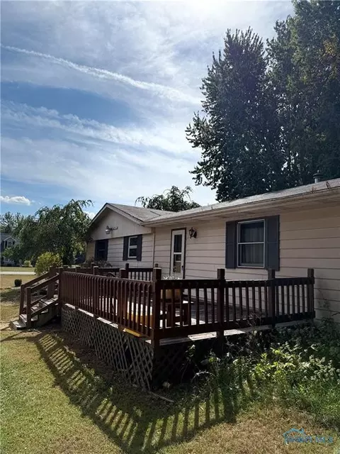 9800 Salisbury Rd, Monclova, OH 43542