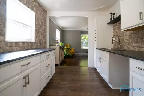 Entry Way - 2728 Castleton Ave, Toledo, OH 43613 photo 2 of 3