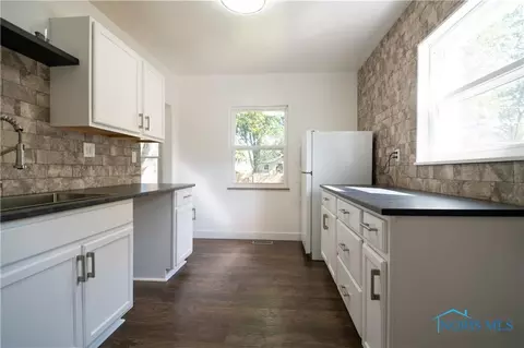 Kitchen - 2728 Castleton Ave, Toledo, OH 43613 photo 2 of 3