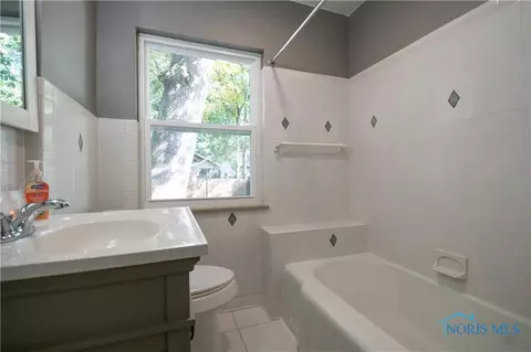 Bath - 2728 Castleton Ave, Toledo, OH 43613 photo 1 of 2