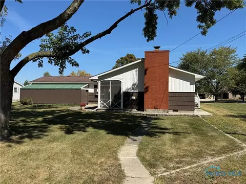 621 W Maple St, Deshler, OH 43516 photo 2