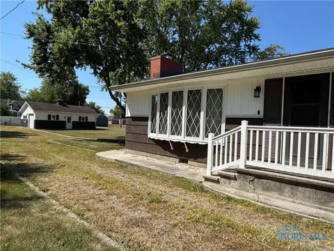 621 W Maple St, Deshler, OH 43516 photo 4