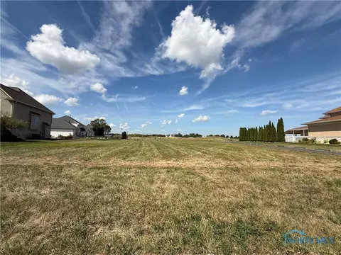 748 Pine Valley Dr, Bowling Green, OH 43402