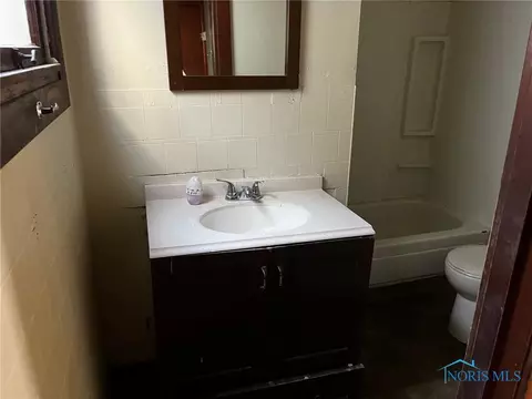 Bath - 1422 Tecumseh St, Toledo, OH 43607 photo 1 of 3