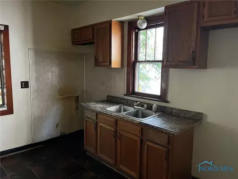 Entry Way - 1422 Tecumseh St, Toledo, OH 43607 photo 1 of 2
