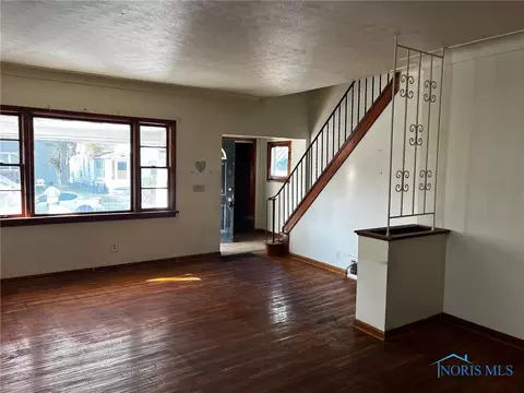 Living - 1422 Tecumseh St, Toledo, OH 43607 photo 2 of 3