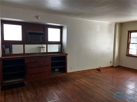 Living - 1422 Tecumseh St, Toledo, OH 43607 photo 3 of 3
