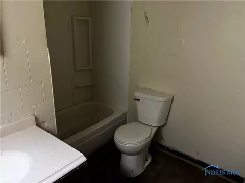 Bath - 1422 Tecumseh St, Toledo, OH 43607 photo 2 of 3