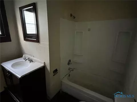 Bath - 1422 Tecumseh St, Toledo, OH 43607 photo 3 of 3