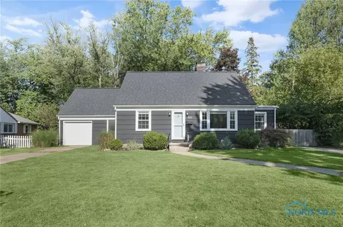 521 Loomis Dr, Perrysburg, OH 43551