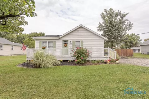 1239 E Garnet Ave, Port Clinton, OH 43452