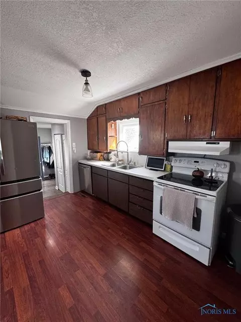 313 S Adrian St, Lyons, OH 43533 photo 5