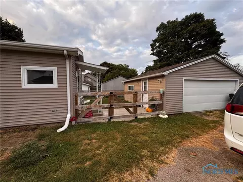 313 S Adrian St, Lyons, OH 43533 photo 2