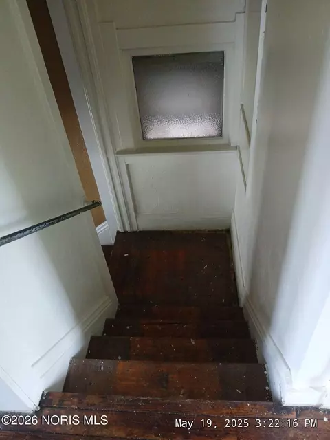 Entry Way - 2145 Dorr St, Toledo, OH 43607 photo 4 of 5