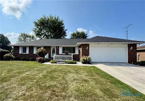 8 Christopher Dr, Fostoria, OH 44830
