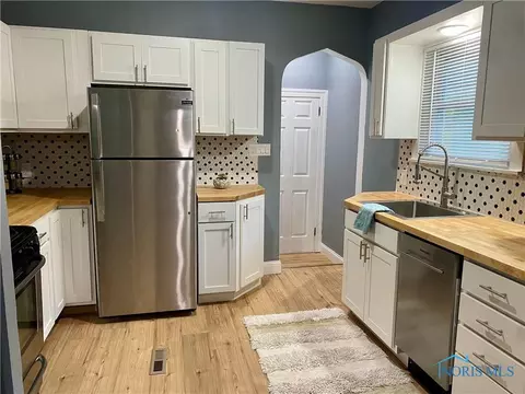 Kitchen - 2017 Marlow Rd, Toledo, OH 43613 photo 2 of 2