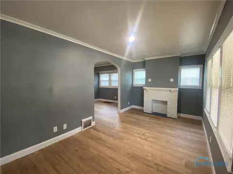 Living - 2017 Marlow Rd, Toledo, OH 43613 photo 2 of 4