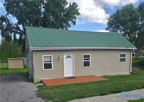 106 High St, Liberty Center, OH 43532