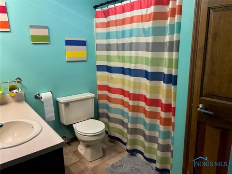 Bath - 206 Brown Dr, Bryan, OH 43506 photo 3 of 5