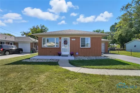 2054 Hoops Dr, Toledo, OH 43611