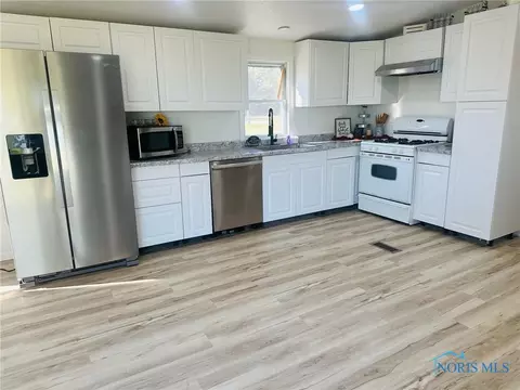 Kitchen - 8825 County Road D, Bryan, OH 43506 photo 2 of 4