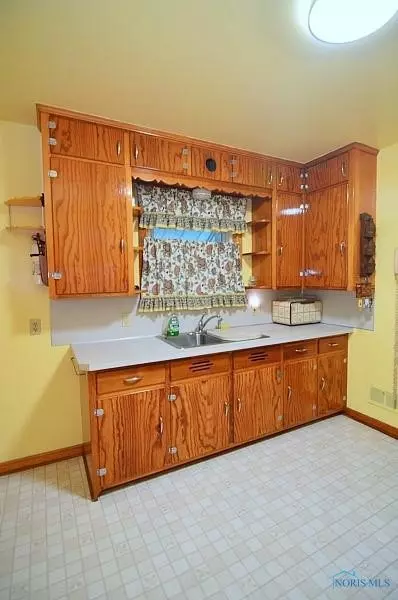 348 E Lake St, Toledo, OH 43608 photo 3