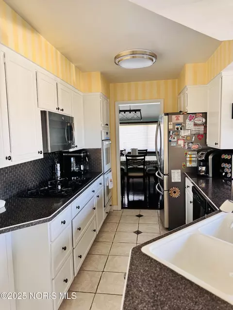 Kitchen - 324 Dublin Ln, Bryan, OH 43506 photo 2 of 5
