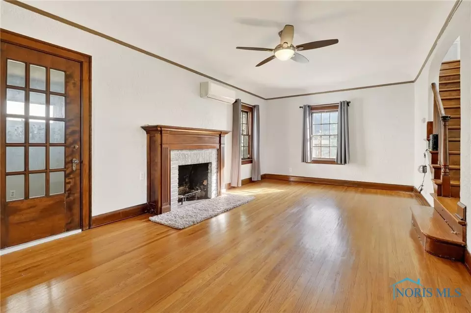 Living - 2924 Goddard Rd, Toledo, OH 43606 photo 2 of 3