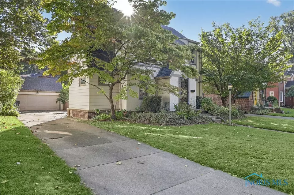 Exterior - 2924 Goddard Rd, Toledo, OH 43606 photo 2 of 5