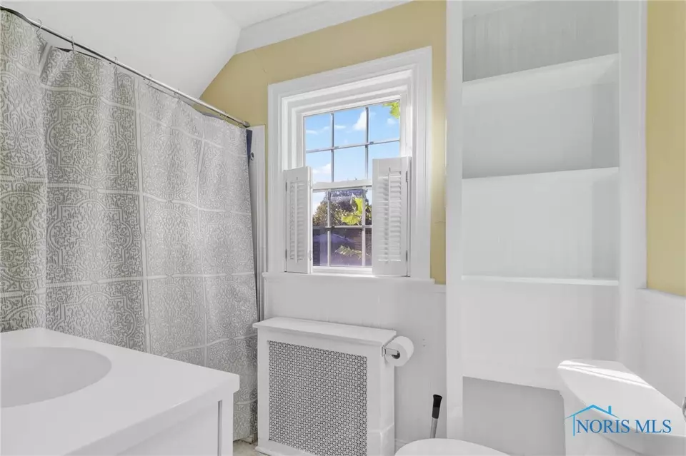 Bath - 2924 Goddard Rd, Toledo, OH 43606 photo 1 of 1