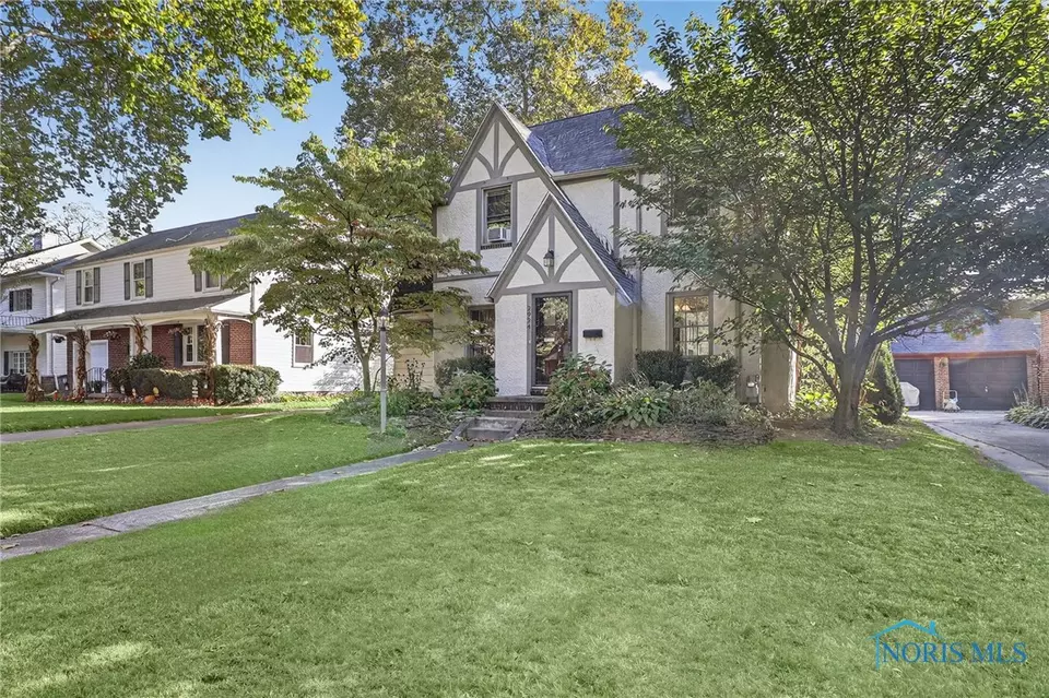 Exterior - 2924 Goddard Rd, Toledo, OH 43606 photo 3 of 5